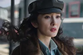 同样演女特务，杨幂狠厉，王鸥美艳，宋轶灵动，她却像个“傻子”图片