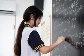 浙大没抛橄榄枝，中专生姜萍能够进入北大清华吗？图片