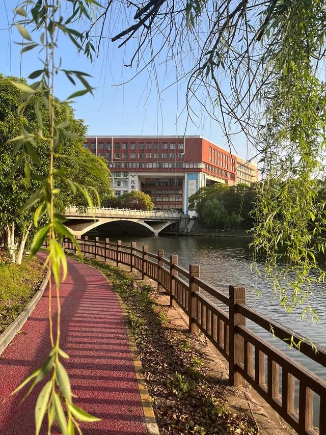 南昌航空大学2025年新生指南(学费、生活费、住宿费)