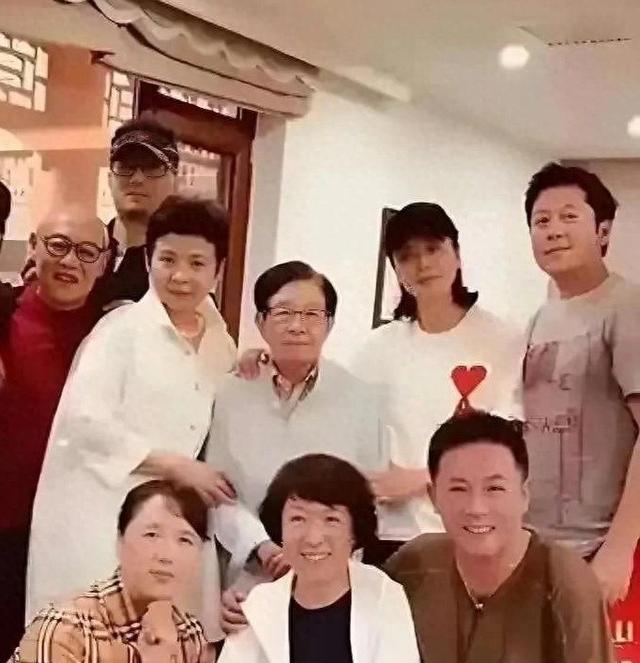 北京聚会：蔡国庆时髦董文华显老，都败给豪门守寡的毛阿敏