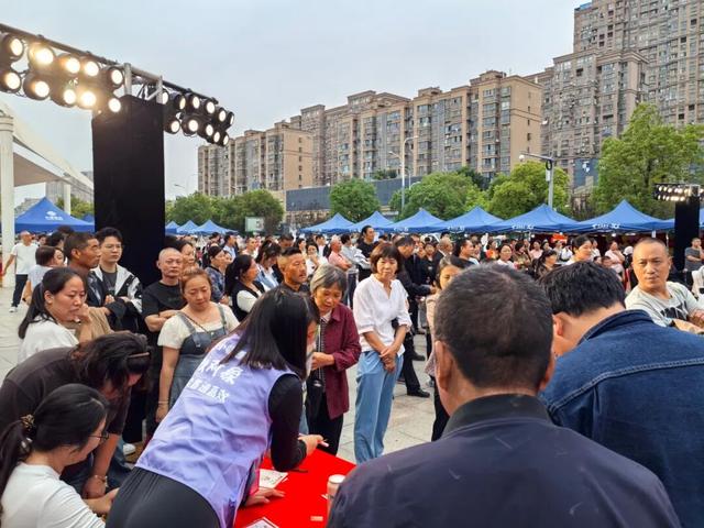 五岛湖畔搭起浪漫鹊桥——2025涟水县第六届金秋文化艺术月相亲专场举行
