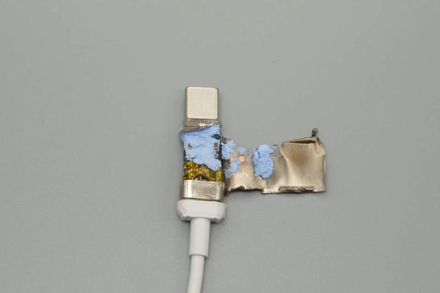 完美适配iPhone 17系列新机，谷歌25W Qi2.2磁吸无线充电器拆解