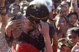 男生想亲谁就亲谁，女生无条件服从，不愧是“世界最混乱节日”图片