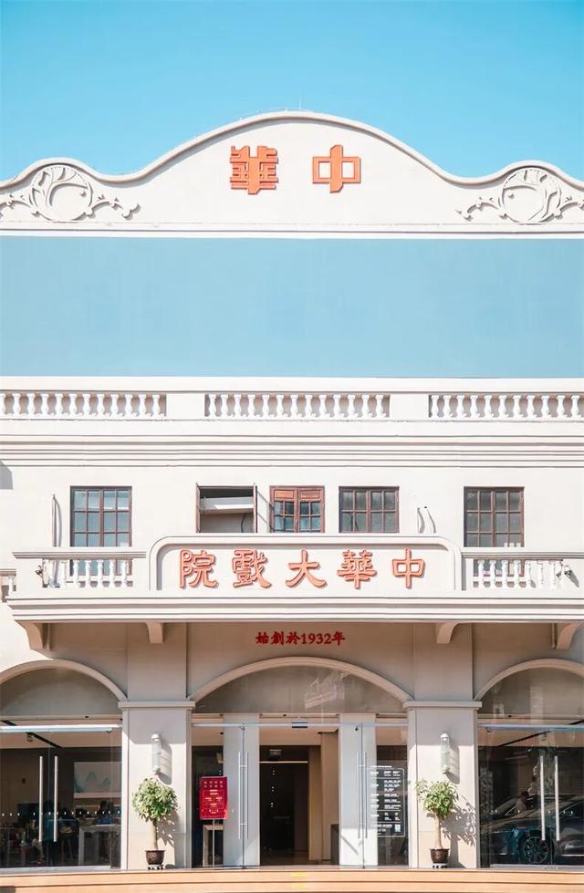 一半是安逸养老，一半是熬夜天堂！这座城冬天有鲜花，凌晨有人潮