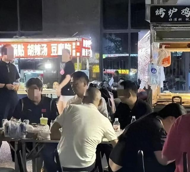 刘强东凌晨1点在大排档喝大了，拍照时开心的像个孩子，来者不拒