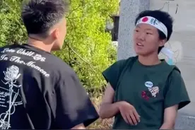 后续：女子头上的日本头巾被扯了下来，还被打了两次，警察不管！图片