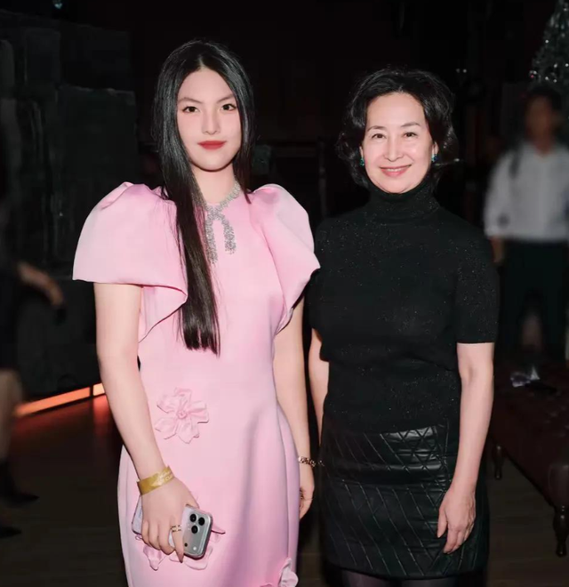 何超琼和萧邦总裁一起切蛋糕，李湘和王诗龄坐角落，阶层差距明显