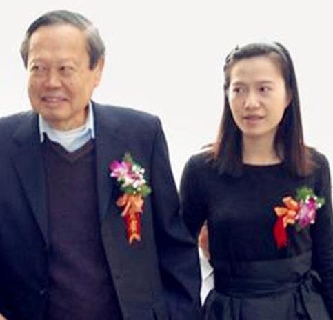 没想到，杨振宁去世后，49岁妻子翁帆	，竟因一个动作实现口碑暴涨