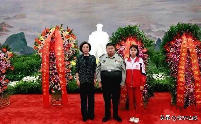 懂事的毛甜懿搀扶着父亲	，前往毛主席纪念堂祭奠，刘滨黑色着装！