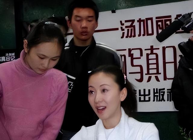 中国第一“裸模”汤加丽：走红后丈夫抛弃、父亲嫌丢脸，后来怎样