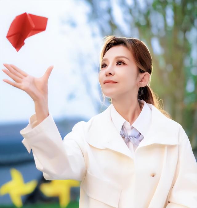 央视主持人朱迅现身河南景区，和游客热情打招呼毫无架子