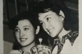 陈冲和刘晓庆长得一模一样，看合照就知道了。图片