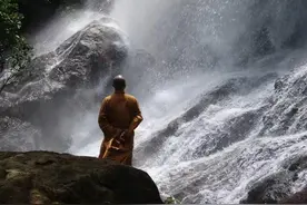 我们必须有所敬畏：肉身佛的劫难——针扎耳朵，镐刨胳膊图片