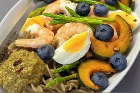 儿子坚持了半年的减脂餐，实话实说，我看到他不仅瘦了，还变帅了图片