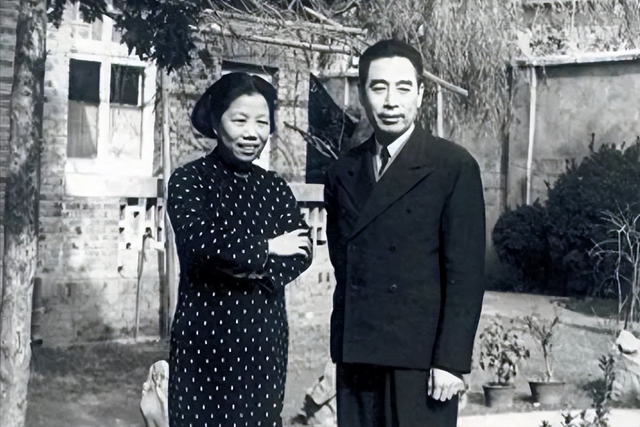 原国务院总理李鹏曾坦言：外界传我是周总理养子的说法，并不确切