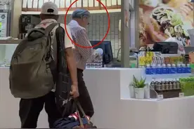 霍震霆现身街头买蛋挞，对小儿子求婚反应冷淡，更偏爱霍启刚一家图片