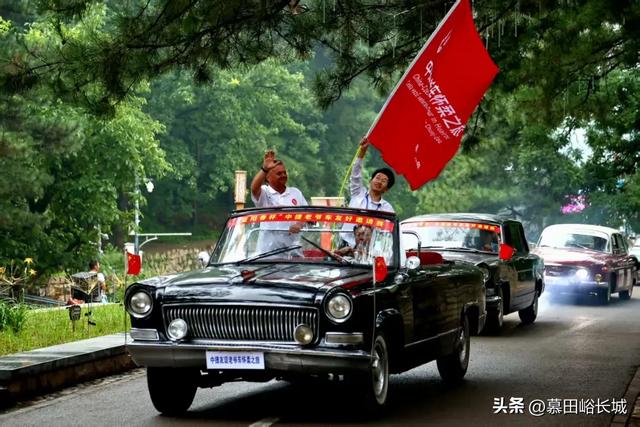 百年车轮遇上千年雄关 捷克老爷车队惊艳亮相北京怀柔慕田峪长城