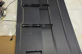 万元电视“飞”下墙，师傅失误成焦点：谁该为这场“意外”买单？图片