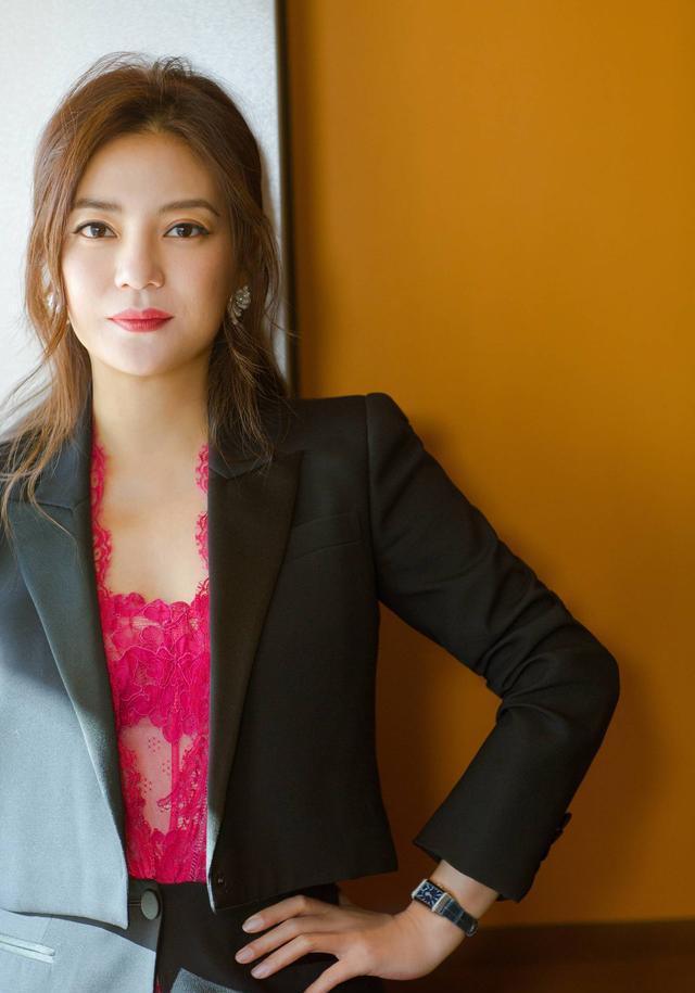 不是黄晓明！也不是马云！如今替赵薇收拾烂摊子的	，竟是这个男人