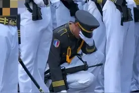 30度天气阅兵多人中暑，台军校再闹笑话，草莓兵这下坐实了图片