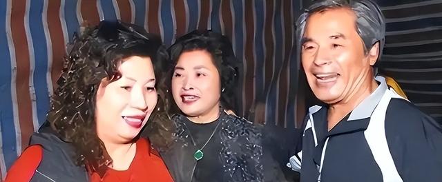 “6个老婆”同住一室，每人每月7万零花钱，71岁又娶第七房小娇妻
