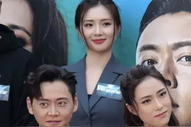 虽然我一直很喜欢刘颖璇，但不可否认的是后面那个女的颜值更高图片