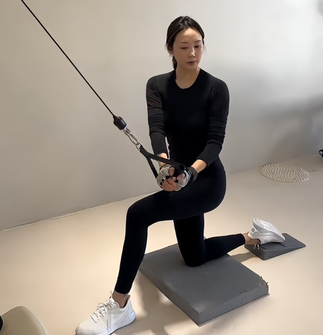 李纯婚后放纵开始还债了，健身累到大腿颤抖，带上北京爷们一起练