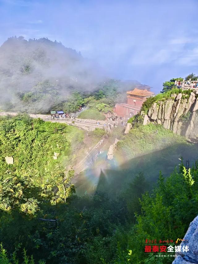 清晨的泰山集齐“日出+云海+宝光”！ 17℃风吹来像开了天然空调