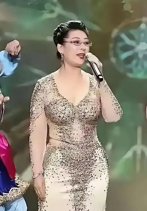 莫文蔚已够惊艳，72岁关牧村却更夺目：岁月沉淀端庄歌声醇如陈酿