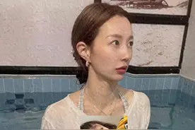 毁三观：杭州一女子穿着透明装下泳池，亮点一览无余，太尴尬了！图片