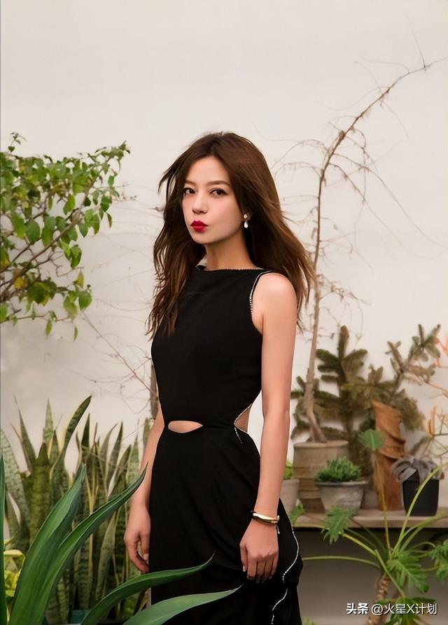 面相又变了! 49岁赵薇广东吃饭又老又凶, 当年的小燕子再也回不去了