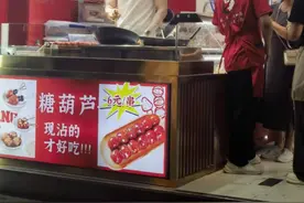 哈尔滨中央大街高颜值“冰糖葫芦男神”爆火，本人回应：孩子都要上小学了图片