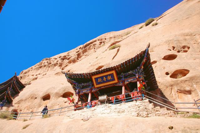 张掖马蹄寺石窟群，开凿于十六国北凉时期，是祁连山下的佛国秘境