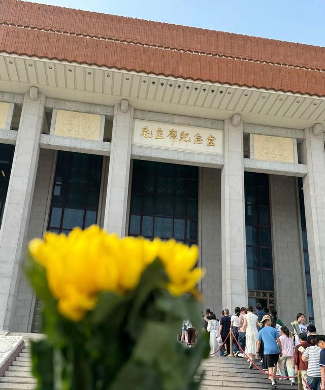 7月19日，北京毛主席纪念堂外发生的真实排队场景，大家看看吧