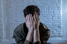 一到深夜就“emo”，小心深陷抑郁情绪图片