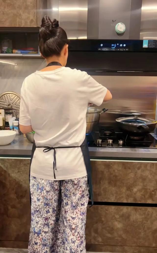 49岁李煜庆祝生日，68岁张丰毅罕见亮相，啜妮和连奕名低调现身！
