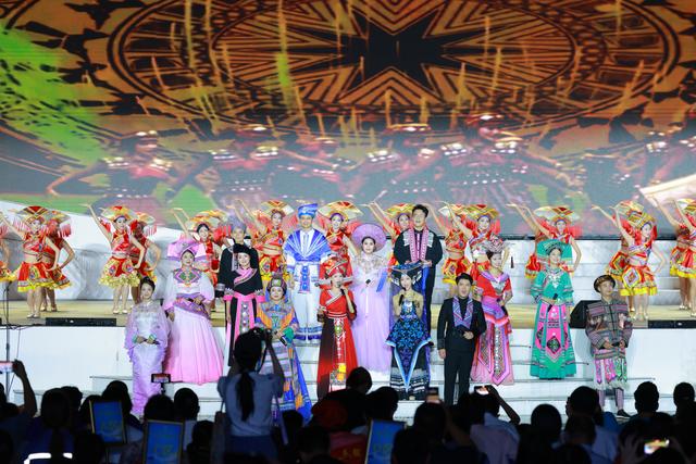 第十三届广西基层群众文艺会演暨2025北部湾开海节在防城港市开幕