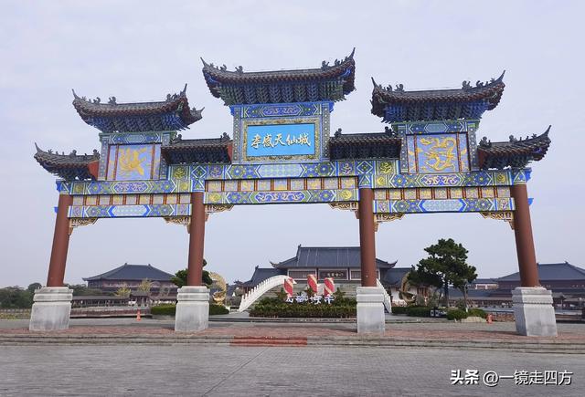 在“天仙配”传说的故事发生地孝感，建有一座“凤凰天仙城”