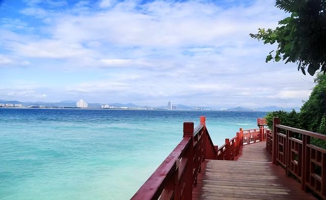 三亚和北海都住过，说句实话，两城相比，北海要比三亚好多了