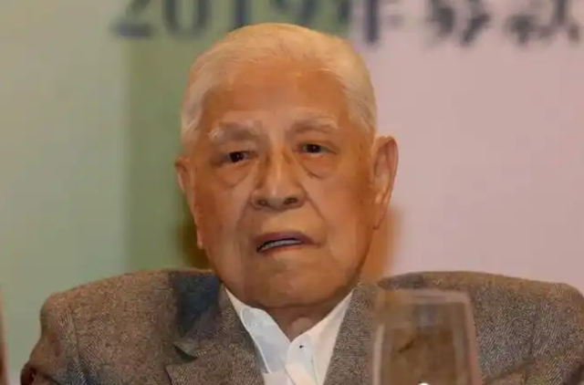 统一台湾的最大障碍	，不是美国和台独，而是“中华民国	”这个称号