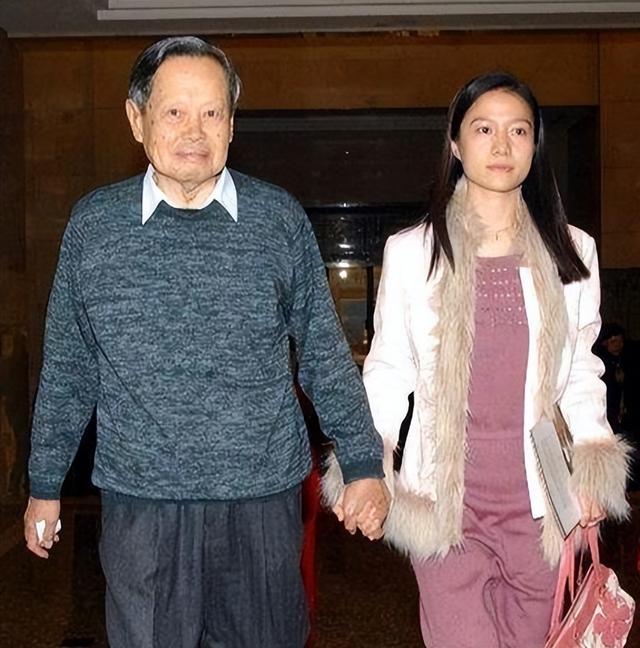 杨振宁去世才4天	，令人担忧的事还是发生了，翁帆好友言论被扒
