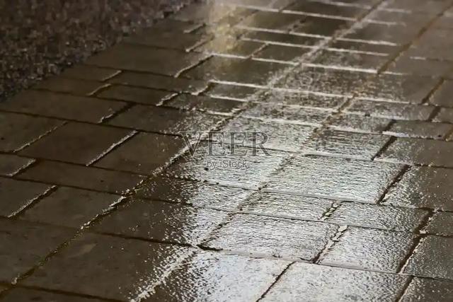 手掌出汗不正常?医生专业分析:手掌出汗有这3原因,别不当回事