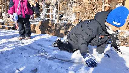 千年崖城变身童话雪国，萌娃嬉雪玩转跨国挑战！