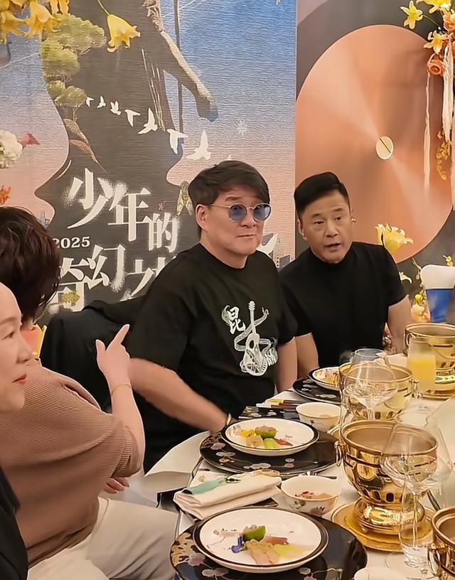 64岁周华健和67岁于荣光昆明相聚	，哥俩喝得脸通红 保养得都还年轻