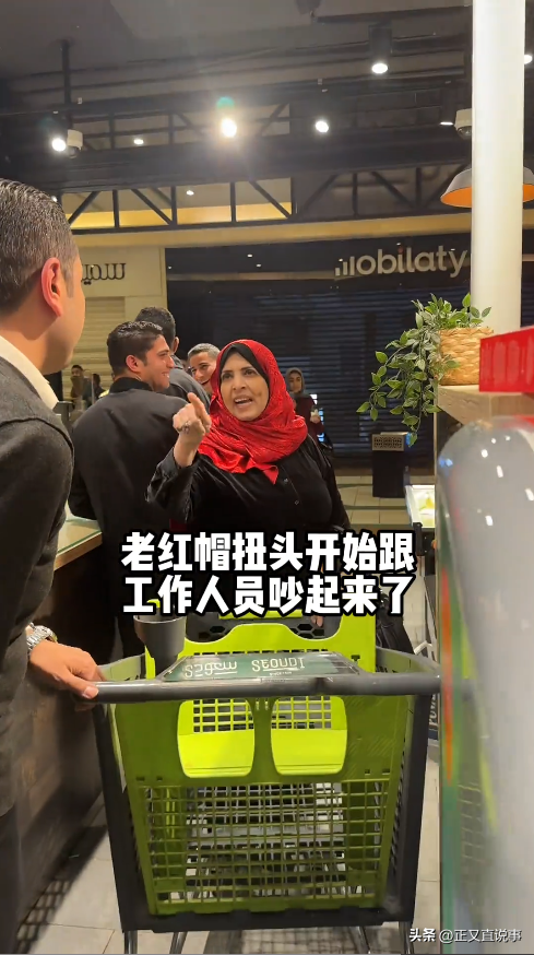 威武！俩中国女生埃及游，与当地5人互殴，完胜后获围观者竖拇指