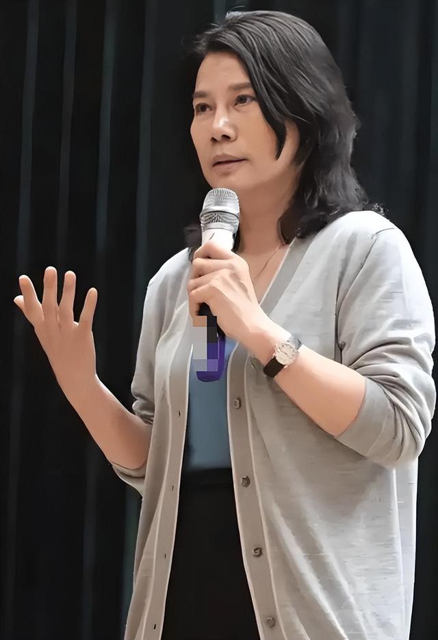 雷军没想到，十亿赌约12年后，董明珠一个举动再令所有人刮目相看