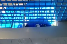 云南一水上乐园女更衣室被曝偷拍，景区回应图片