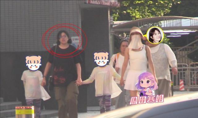谢娜夫妇带三女儿外出，有谁注意跳跳俏俏的保姆？刷新了我的认知