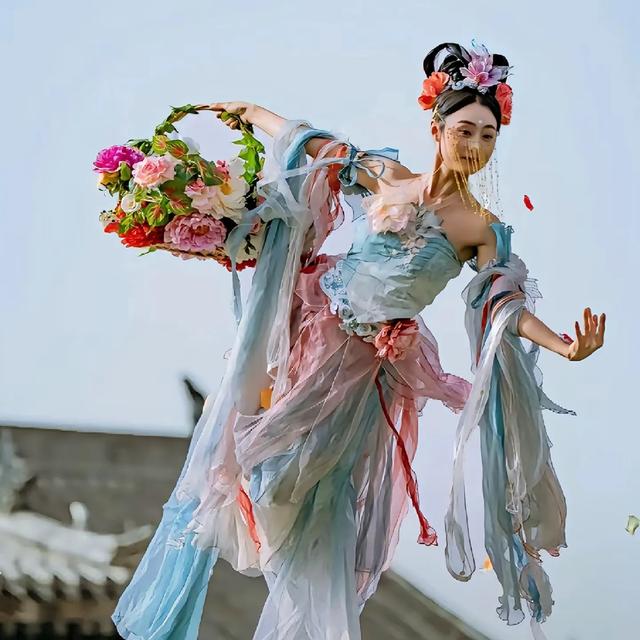 独家揭秘！30亿播放的“天女散花”真人版长啥样？