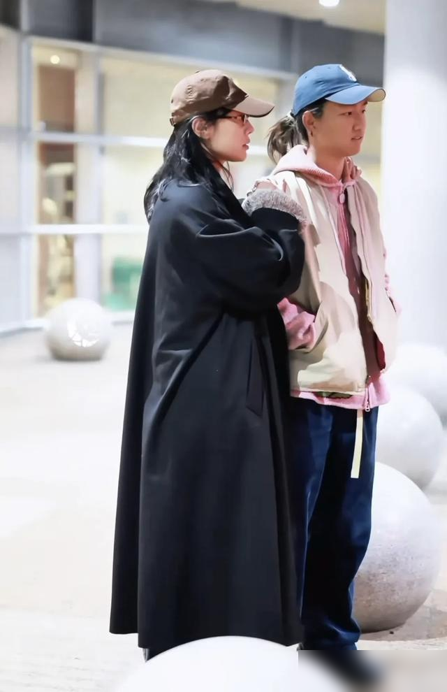 白百何携大儿子现身，17岁元宝戴耳钉扎小辫，小肉脸像前夫陈羽凡